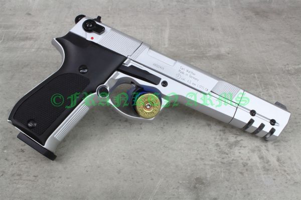 Geöffneter Schlitten der Walther CP88 Competition mit eingelegtem 8-Schuss-Trommelmagazin für Diabolos.