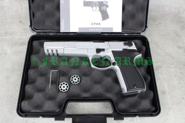 Detailansicht des 143 mm langen Competition-Laufs der vernickelten Walther CP88 CO2-Pistole.